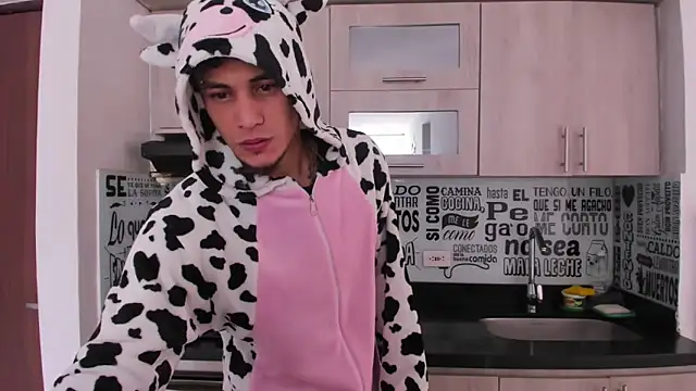 Snapshot of guy_master chatting on 27, 12, 2024 guy master online show from 27, 12, 2024