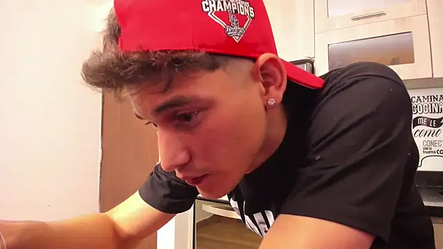 Snapshot of guy_master chatting on 6, 1, 2025 guy master online show from 6, 1, 2025