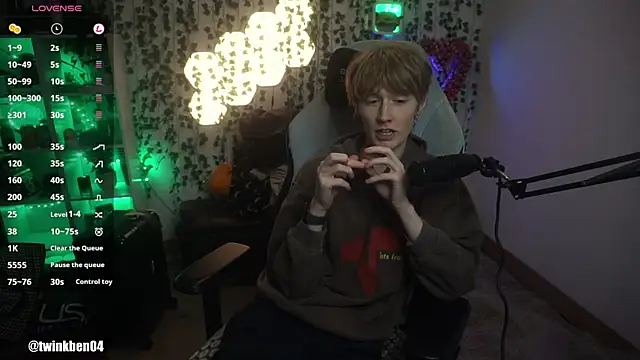 Snapshot of twinkben chatting on 8, 10, 2025 twinkben online show from 8, 10, 2025