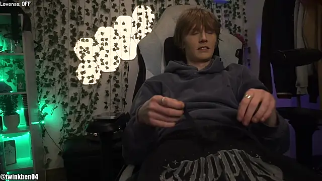 Snapshot of twinkben chatting on 14, 12, 2025 twinkben online show from 14, 12, 2025