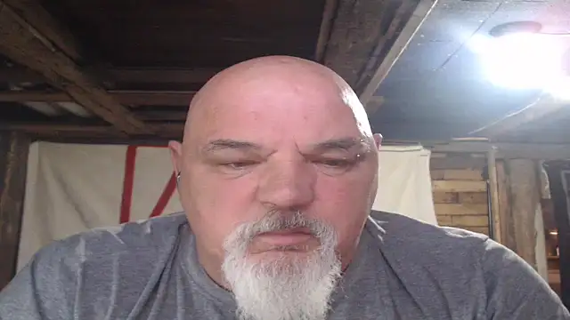 Newfiesausage1972 online show from 29, 4, 2026