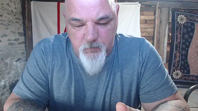 Newfiesausage1972 online show from 1, 5, 2026