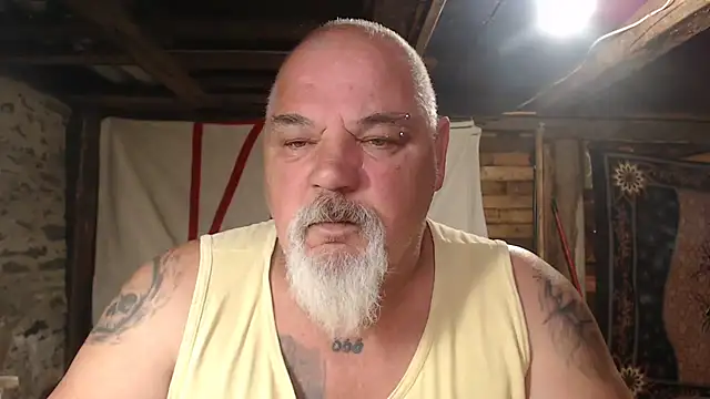 Newfiesausage1972 online show from 23, 5, 2026