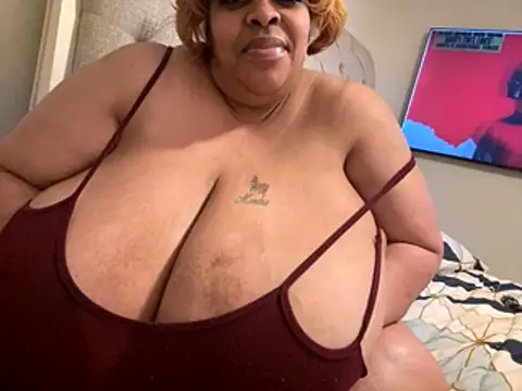 Snapshot of Missredboneo12 chatting on 15, 11, 2025 Missredboneo12 online show from 15, 11, 2025