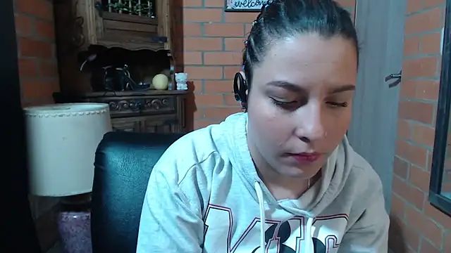 Snapshot of alexia_87 chatting on 2, 12, 2025 alexia 87 online show from 2, 12, 2025