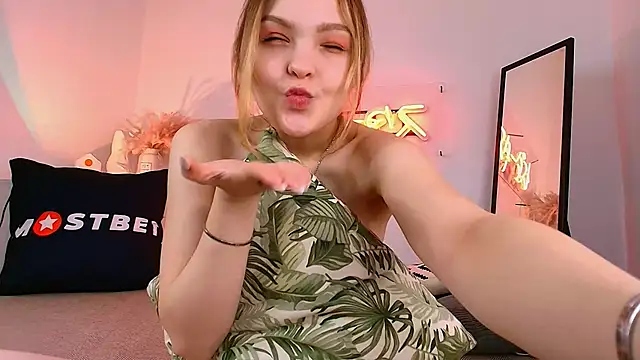 Snapshot of stay_with_alice chatting on 2, 1, 2025 stay with alice online show from 2, 1, 2025