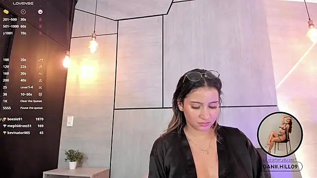 danii hill  online show from 13, 12, 2024