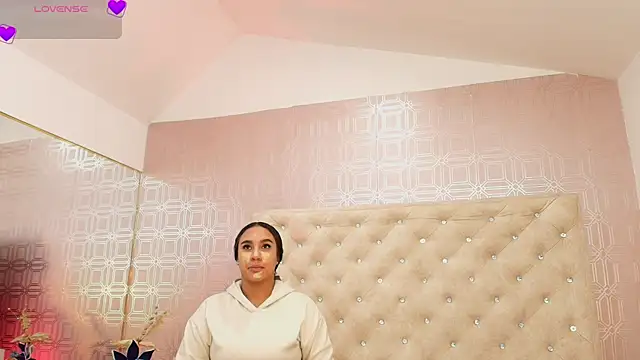 Snapshot of Sara_Desire chatting on 15, 1, 2025 Sara Desire online show from 15, 1, 2025