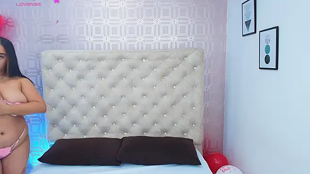 Snapshot of Sara_Desire chatting on 14, 2, 2025 Sara Desire online show from 14, 2, 2025