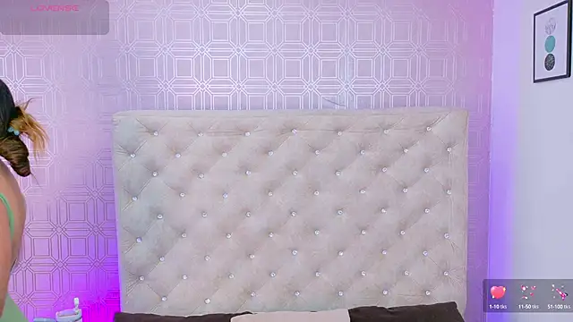 Snapshot of Sara_Desire chatting on 2, 10, 2025 Sara Desire online show from 2, 10, 2025