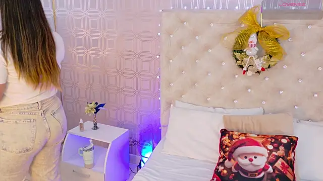 Snapshot of Sara_Desire chatting on 27, 11, 2025 Sara Desire online show from 27, 11, 2025