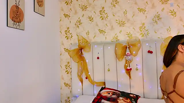 Snapshot of Sara_Desire chatting on 14, 12, 2025 Sara Desire online show from 14, 12, 2025