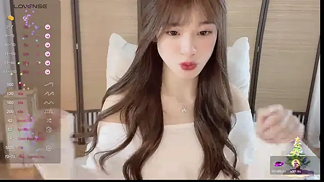 Snapshot of Yuuuuuly chatting on 17, 12, 2024 Yuuuuuly online show from 17, 12, 2024