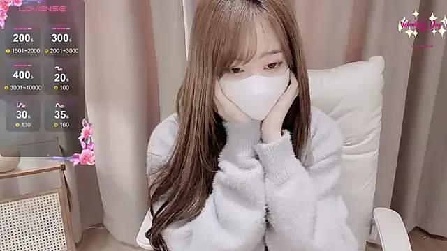 Snapshot of Yuuuuuly chatting on 5, 12, 2025 Yuuuuuly online show from 5, 12, 2025