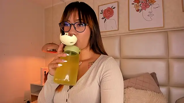 Aily Yozuko online show from 6, 10, 2025