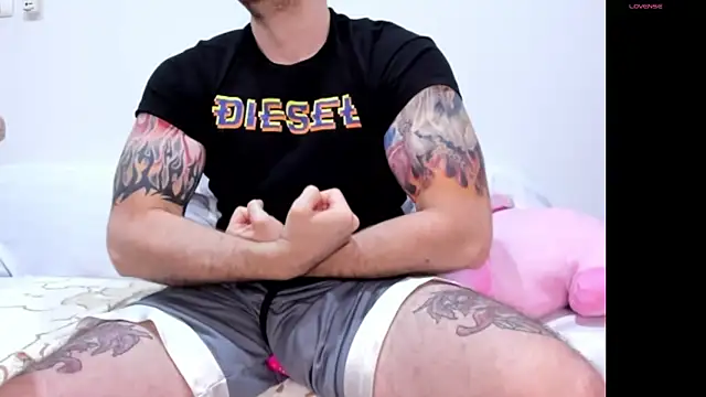 Snapshot of JayXCee_Official chatting on 14, 12, 2024 JayXCee Official online show from 14, 12, 2024