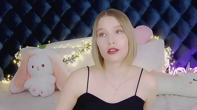 Snapshot of LiliLinn chatting on 8, 3, 2025 LiliLinn online show from 8, 3, 2025