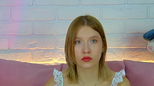 Snapshot of LiliLinn chatting on 7, 10, 2025 LiliLinn online show from 7, 10, 2025