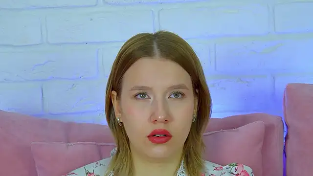 Snapshot of LiliLinn chatting on 9, 10, 2025 LiliLinn online show from 9, 10, 2025