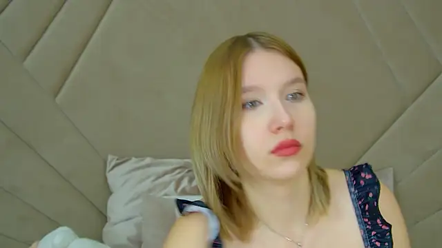 Snapshot of LiliLinn chatting on 18, 10, 2025 LiliLinn online show from 18, 10, 2025