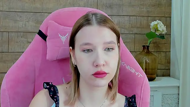 Snapshot of LiliLinn chatting on 21, 10, 2025 LiliLinn online show from 21, 10, 2025