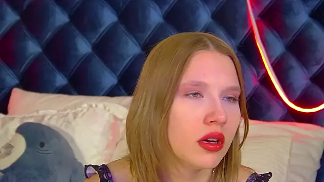 Snapshot of LiliLinn chatting on 24, 11, 2025 LiliLinn online show from 24, 11, 2025