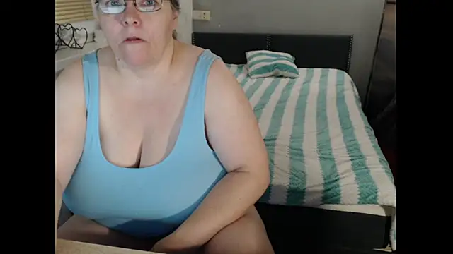 Snapshot of Sweetboobs chatting on 28, 10, 2025 Sweetboobs online show from 28, 10, 2025