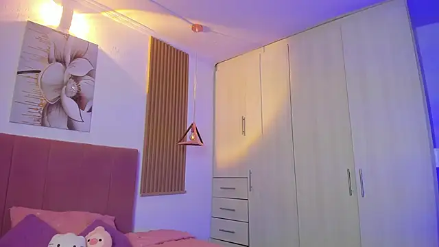 mia nevaeh online show from 14, 9, 2025