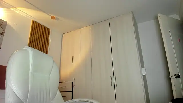 mia nevaeh online show from 5, 4, 2026