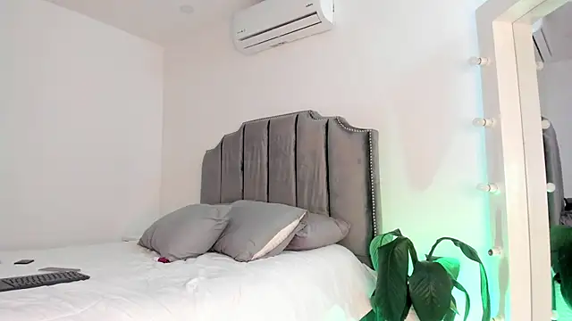 molly cams8 online show from 20, 1, 2025