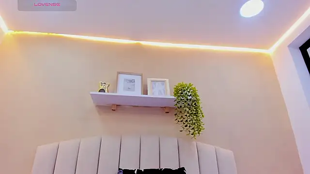 Mia thompson 19 online show from 16, 2, 2026