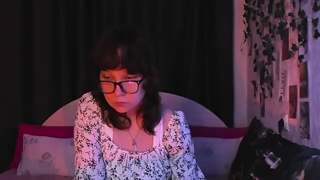 Snapshot of dreamgirllovee chatting on 21, 9, 2025 dreamgirllovee online show from 21, 9, 2025