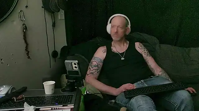 Snapshot of bird-b-n-tha-clouds chatting on 5, 6, 2026 bird-b-n-tha-clouds online show from 5, 6, 2026