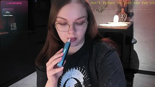 Snapshot of EvaBae chatting on 5, 1, 2025 EvaBae online show from 5, 1, 2025