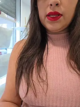 Snapshot of GatitaXD27 chatting on 6, 11, 2025 GatitaXD27 online show from 6, 11, 2025