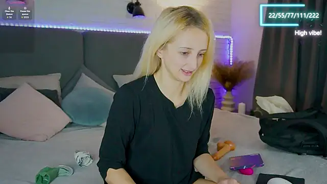 Snapshot of Selena_Lily chatting on 8, 10, 2025 Selena Lily online show from 8, 10, 2025