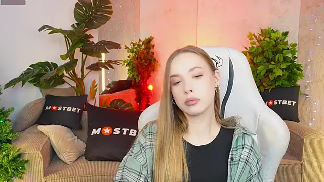 Snapshot of Linda054 chatting on 14, 12, 2024 Linda054 online show from 14, 12, 2024