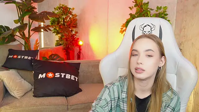 Snapshot of Linda054 chatting on 14, 12, 2024 Linda054 online show from 14, 12, 2024