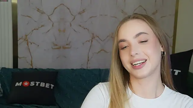 Snapshot of Linda054 chatting on 15, 12, 2024 Linda054 online show from 15, 12, 2024