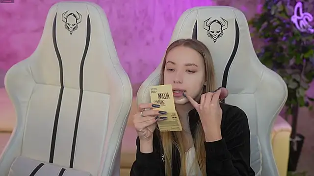 Snapshot of Linda054 chatting on 15, 1, 2025 Linda054 online show from 15, 1, 2025