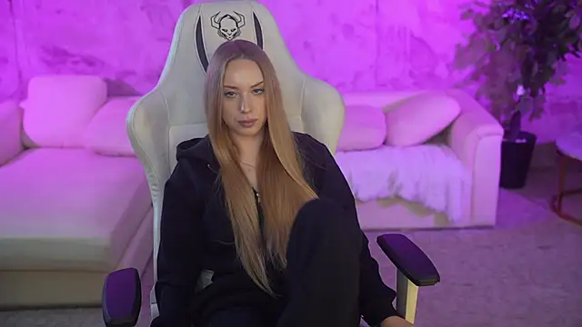 Snapshot of Linda054 chatting on 8, 10, 2025 Linda054 online show from 8, 10, 2025