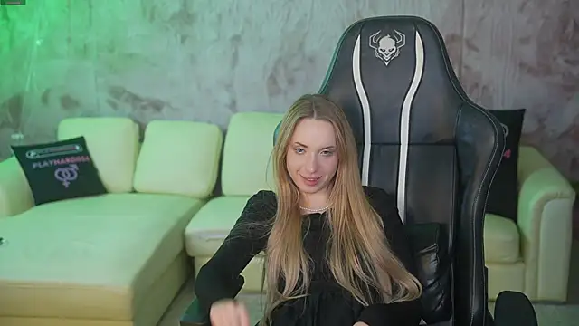 Snapshot of Linda054 chatting on 18, 10, 2025 Linda054 online show from 18, 10, 2025