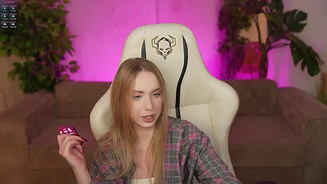 Snapshot of Linda054 chatting on 27, 10, 2025 Linda054 online show from 27, 10, 2025