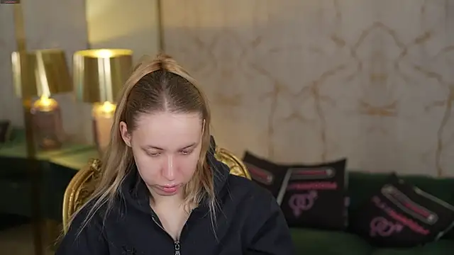 Snapshot of Linda054 chatting on 7, 11, 2025 Linda054 online show from 7, 11, 2025