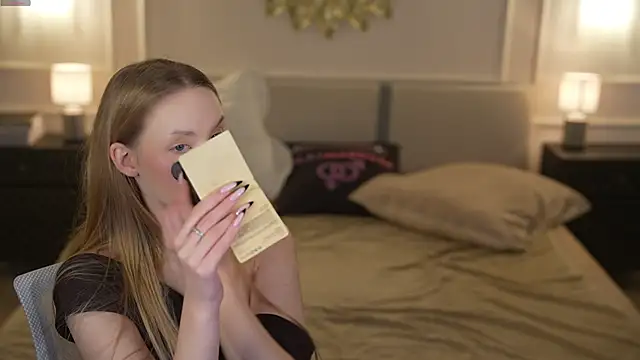 Snapshot of Linda054 chatting on 16, 11, 2025 Linda054 online show from 16, 11, 2025