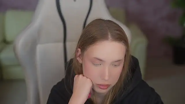 Snapshot of Linda054 chatting on 2, 12, 2025 Linda054 online show from 2, 12, 2025