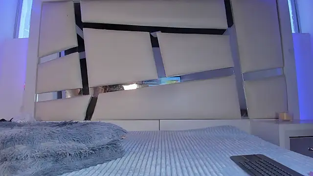 chrystal js online show from 16, 3, 2026