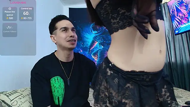 Snapshot of HotCouple_697 chatting on 5, 1, 2025 HotCouple 697 online show from 5, 1, 2025