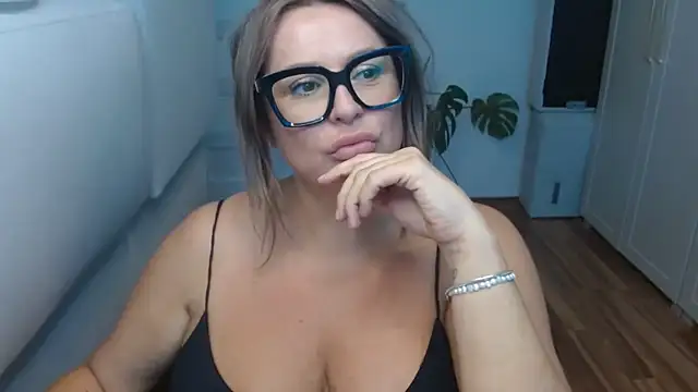 Snapshot of teaseDiana chatting on 25, 9, 2025 teaseDiana online show from 25, 9, 2025