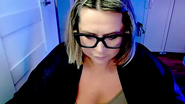 Snapshot of teaseDiana chatting on 7, 5, 2026 teaseDiana online show from 7, 5, 2026